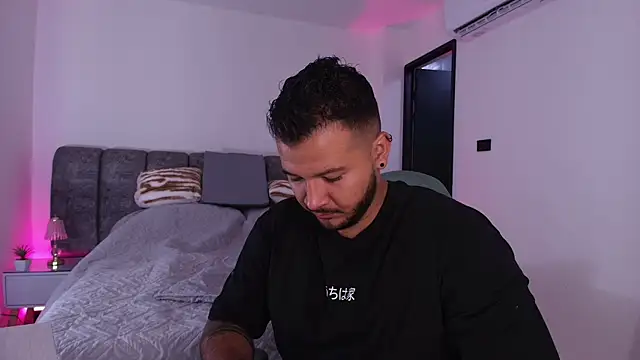 Snapshot of mister_miike chatting on 11-21-25, 03:05 mister miike online show from 11-21-25, 03:05