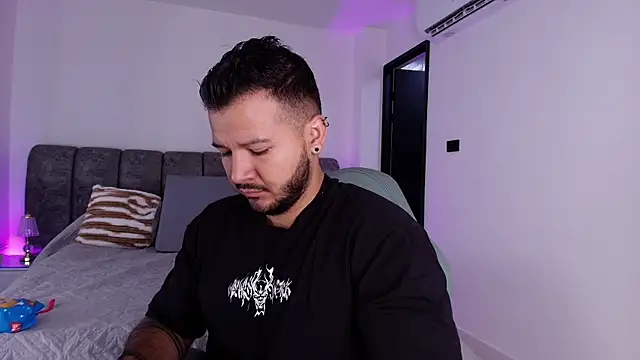 Snapshot of mister_miike chatting on 11-25-25, 03:06 mister miike online show from 11-25-25, 03:06