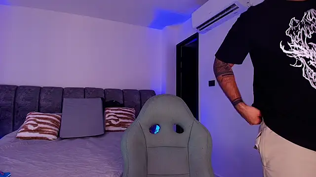 Snapshot of mister_miike chatting on 11-26-25, 03:07 mister miike online show from 11-26-25, 03:07