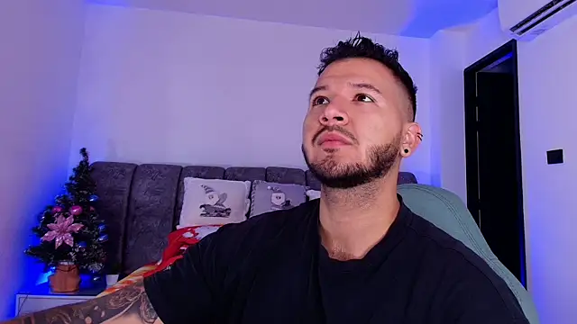 Snapshot of mister_miike chatting on 12-04-25, 03:05 mister miike online show from 12-04-25, 03:05