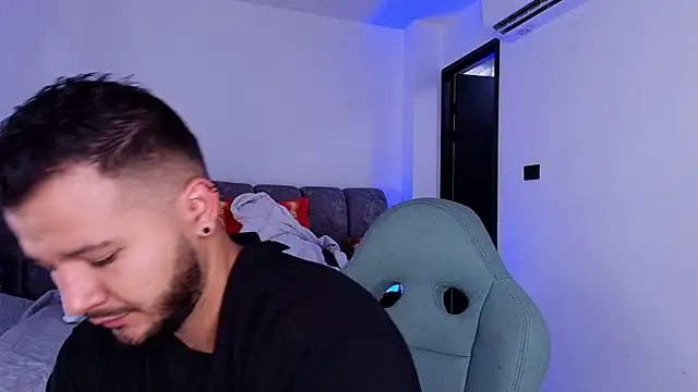 Snapshot of mister_miike chatting on 12-05-25, 03:04 mister miike online show from 12-05-25, 03:04