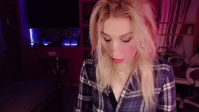 Snapshot of AnnieGOld_ chatting on 09-16-25, 07:59 AnnieGOld online show from 09-16-25, 07:59