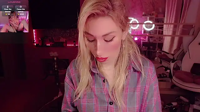 Snapshot of AnnieGOld_ chatting on 09-28-25, 10:26 AnnieGOld online show from 09-28-25, 10:26