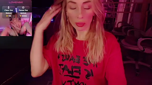 Snapshot of AnnieGOld_ chatting on 10-17-25, 11:40 AnnieGOld online show from 10-17-25, 11:40