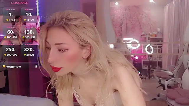 Snapshot of AnnieGOld_ chatting on 11-08-25, 11:14 AnnieGOld online show from 11-08-25, 11:14