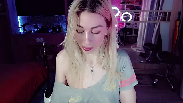 Snapshot of AnnieGOld_ chatting on 12-13-25, 11:54 AnnieGOld online show from 12-13-25, 11:54