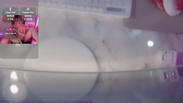 Snapshot of AnnieGOld_ chatting on 12-21-25, 06:15 AnnieGOld online show from 12-21-25, 06:15