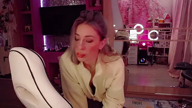 Snapshot of AnnieGOld_ chatting on 02-07-26, 10:46 AnnieGOld online show from 02-07-26, 10:46