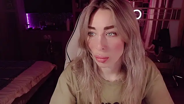 Snapshot of AnnieGOld_ chatting on 03-12-26, 07:53 AnnieGOld online show from 03-12-26, 07:53