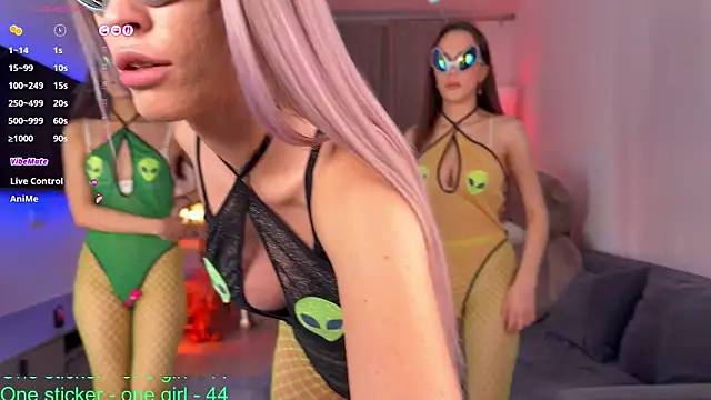 Snapshot of mikkixmeow chatting on 11-23-25, 01:00 mikkixmeow online show from 11-23-25, 01:00