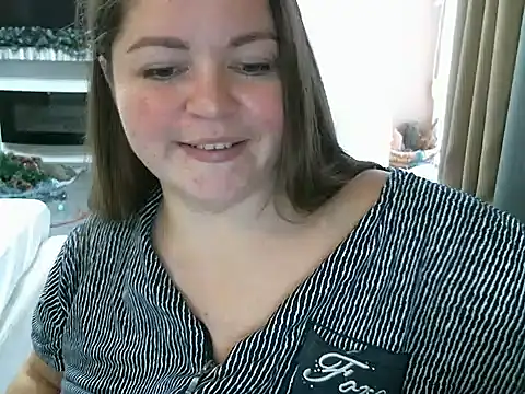 Snapshot of cute__cherry chatting on 12-13-24, 01:01 cute cherry online show from 12-13-24, 01:01