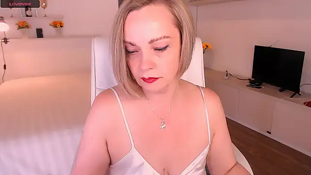 Snapshot of Tilly_Eliot chatting on 11-12-25, 08:30 Tilly Eliot online show from 11-12-25, 08:30