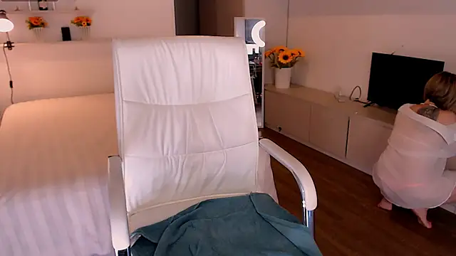 Snapshot of Tilly_Eliot chatting on 12-04-25, 07:11 Tilly Eliot online show from 12-04-25, 07:11