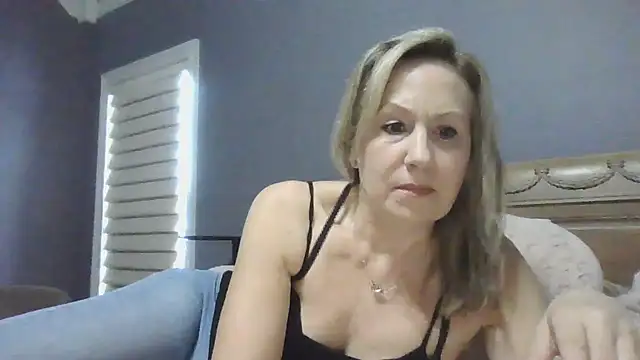 Snapshot of Lisaisluscious chatting on 02-19-25, 02:34 Lisaisluscious online show from 02-19-25, 02:34