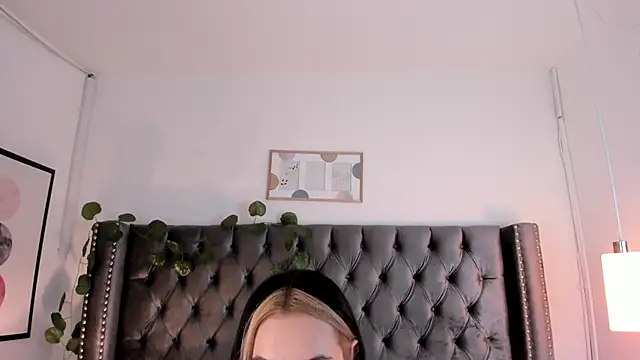 Snapshot of Kim_Blane chatting on 12-30-24, 03:47 Kim Blane online show from 12-30-24, 03:47