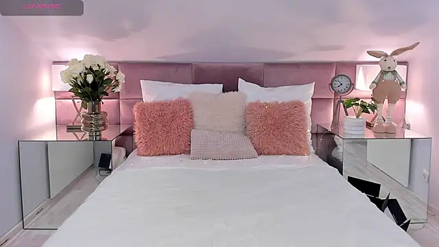 MiaMuse online show from 04-28-26, 02:27