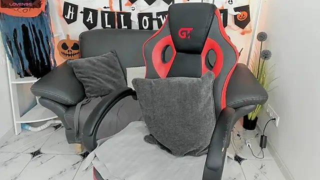 Snapshot of CharmedDoll chatting on 10-17-25, 06:27 CharmedDoll online show from 10-17-25, 06:27