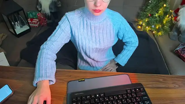 Snapshot of CharmedDoll chatting on 12-21-25, 01:40 CharmedDoll online show from 12-21-25, 01:40