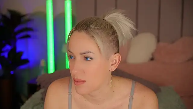 Snapshot of VickySecret96 chatting on 01-08-26, 05:48 VickySecret96 online show from 01-08-26, 05:48