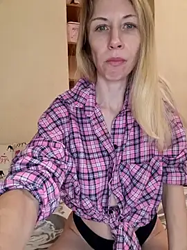 Snapshot of MissisMilk chatting on 01-05-25, 08:00 MissisMilk online show from 01-05-25, 08:00