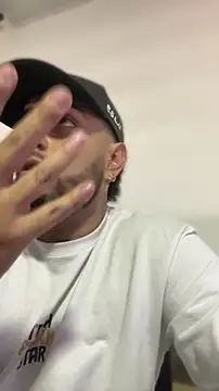 Snapshot of dereck_fiore chatting on 06-25-26, 07:18 dereck fiore online show from 06-25-26, 07:18