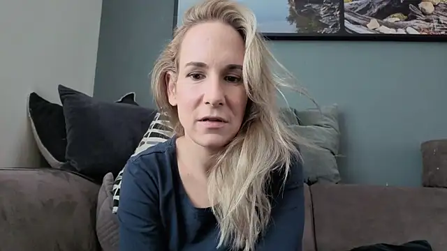 Snapshot of NaomiAndFriends chatting on 09-22-25, 11:23 NaomiAndFriends online show from 09-22-25, 11:23