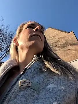 Snapshot of NaomiAndFriends chatting on 03-03-26, 08:42 NaomiAndFriends online show from 03-03-26, 08:42