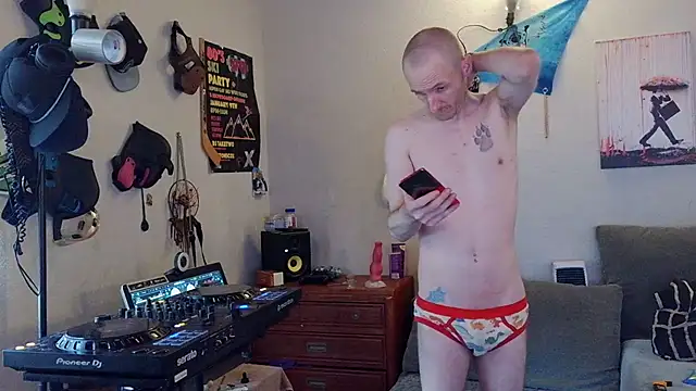Snapshot of pyrowuff chatting on 07-06-26, 12:40 pyrowuff online show from 07-06-26, 12:40