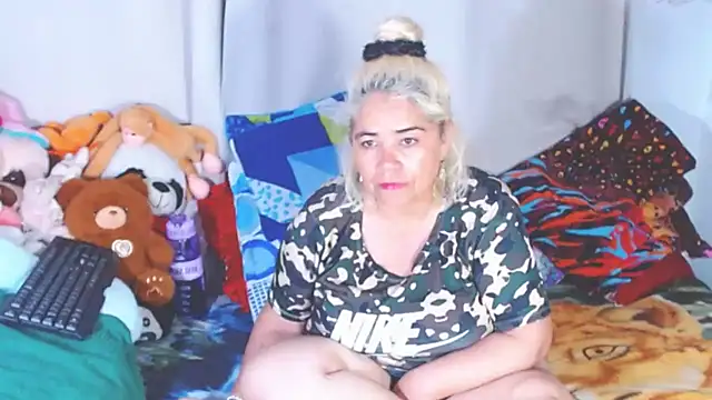 estrellita fugaz16x online show from 12-15-25, 03:00