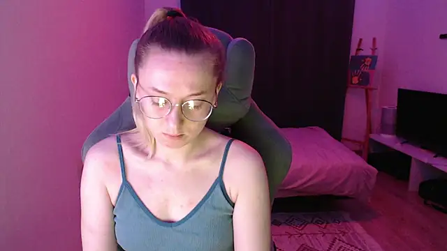 Snapshot of AnabelFrel chatting on 12-18-25, 01:11 AnabelFrel online show from 12-18-25, 01:11