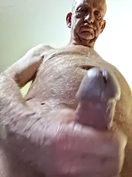 Snapshot of Strap_ chatting on 04-23-26, 06:03 Strap online show from 04-23-26, 06:03
