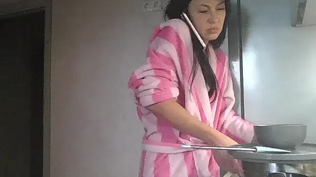 Snapshot of JulianaGold1 chatting on 02-04-25, 11:27 JulianaGold1 online show from 02-04-25, 11:27