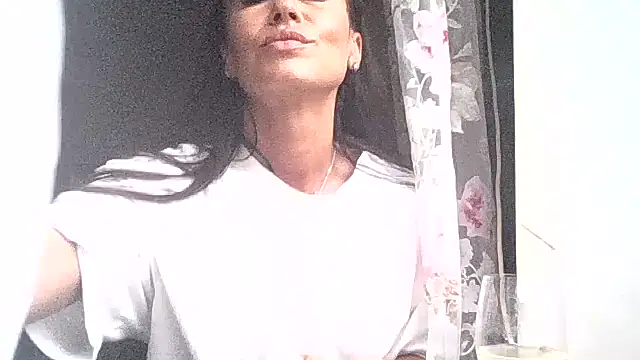 Snapshot of JulianaGold1 chatting on 09-11-25, 03:23 JulianaGold1 online show from 09-11-25, 03:23