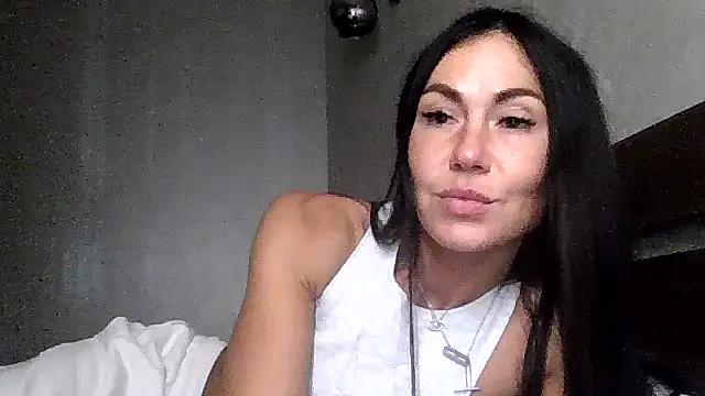 Snapshot of JulianaGold1 chatting on 10-18-25, 07:14 JulianaGold1 online show from 10-18-25, 07:14