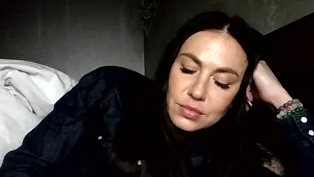 JulianaGold1 online show from 05-03-26, 06:25