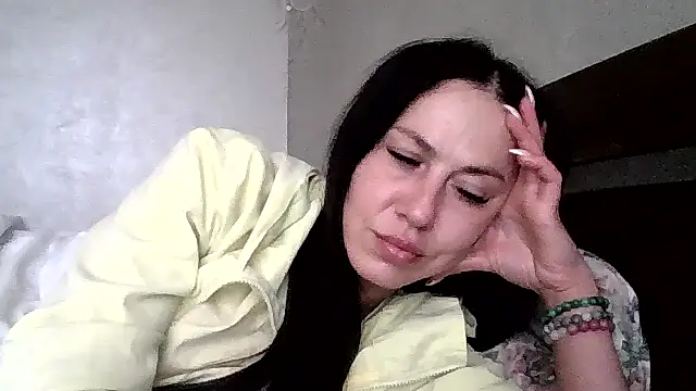 JulianaGold1 online show from 05-13-26, 12:46