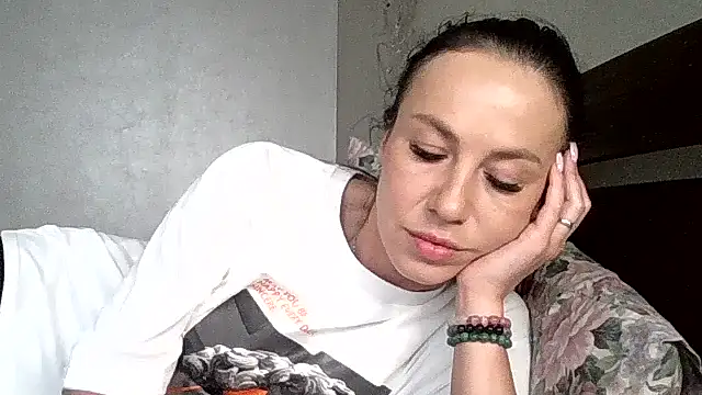JulianaGold1 online show from 06-12-26, 02:05