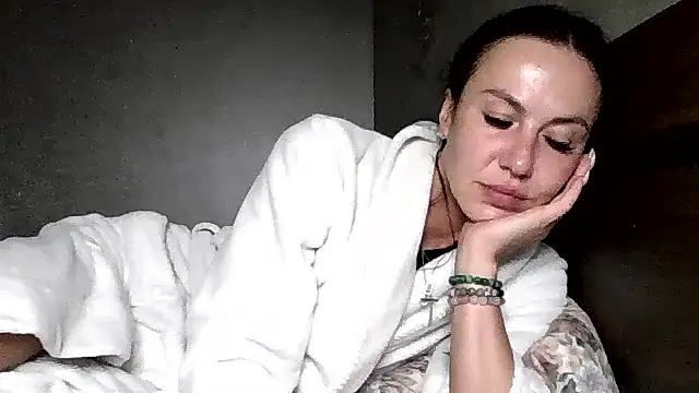 JulianaGold1 online show from 07-23-26, 08:51