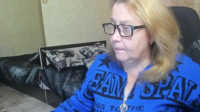 Frau Marta online show from 10-18-25, 01:23