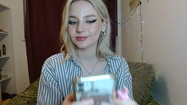 Snapshot of April_LoveUK chatting on 01-21-25, 10:41 April LoveUK online show from 01-21-25, 10:41