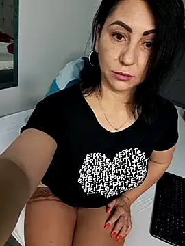 Snapshot of charrlote_love chatting on 05-28-26, 05:27 charrlote love online show from 05-28-26, 05:27