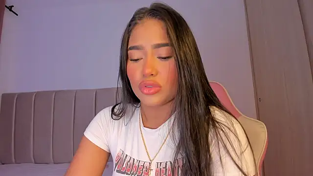 Snapshot of isa_bunny chatting on 10-25-25, 02:19 isa bunny online show from 10-25-25, 02:19