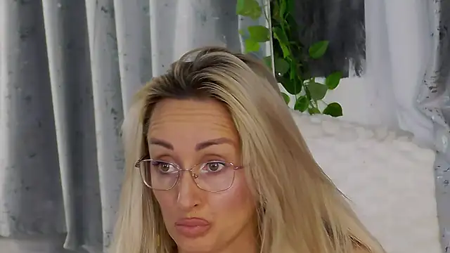 IsabelleEthan online show from 11-23-25, 01:16