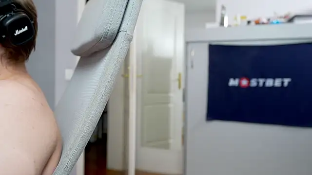 foxeslovefoxes online show from 12-13-24, 02:27