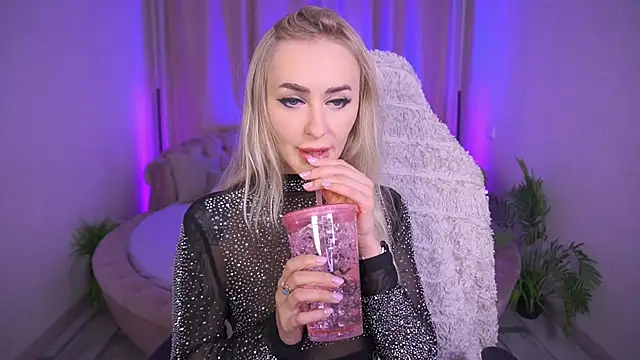 Snapshot of GraceCandy chatting on 11-23-25, 11:48 GraceCandy online show from 11-23-25, 11:48