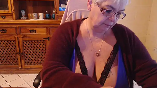 Snapshot of MISS_LINDAH chatting on 03-04-25, 06:15 MISS LINDAH online show from 03-04-25, 06:15