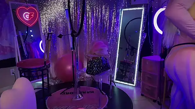 Snapshot of bimbotwerkqueen chatting on 03-14-25, 11:00 bimbotwerkqueen online show from 03-14-25, 11:00