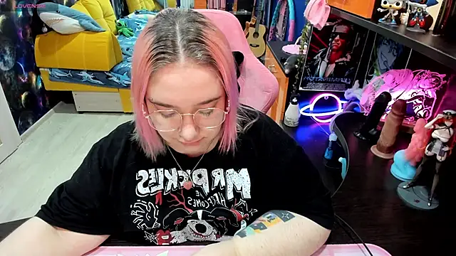 Softie Sofy online show from 10-19-25, 02:01