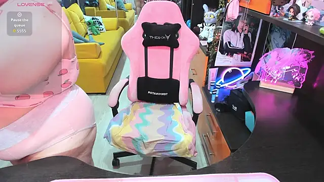 Softie Sofy online show from 06-18-26, 02:23