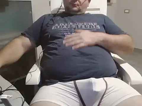 Snapshot of iron_boy80 chatting on 10-24-25, 01:07 iron boy80 online show from 10-24-25, 01:07